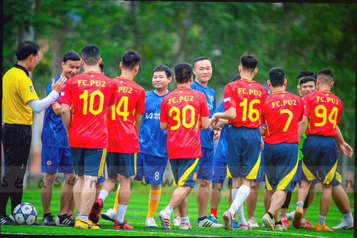 夏湖蓝与亮橙色抽象轨迹，表现多端并行的使用流线